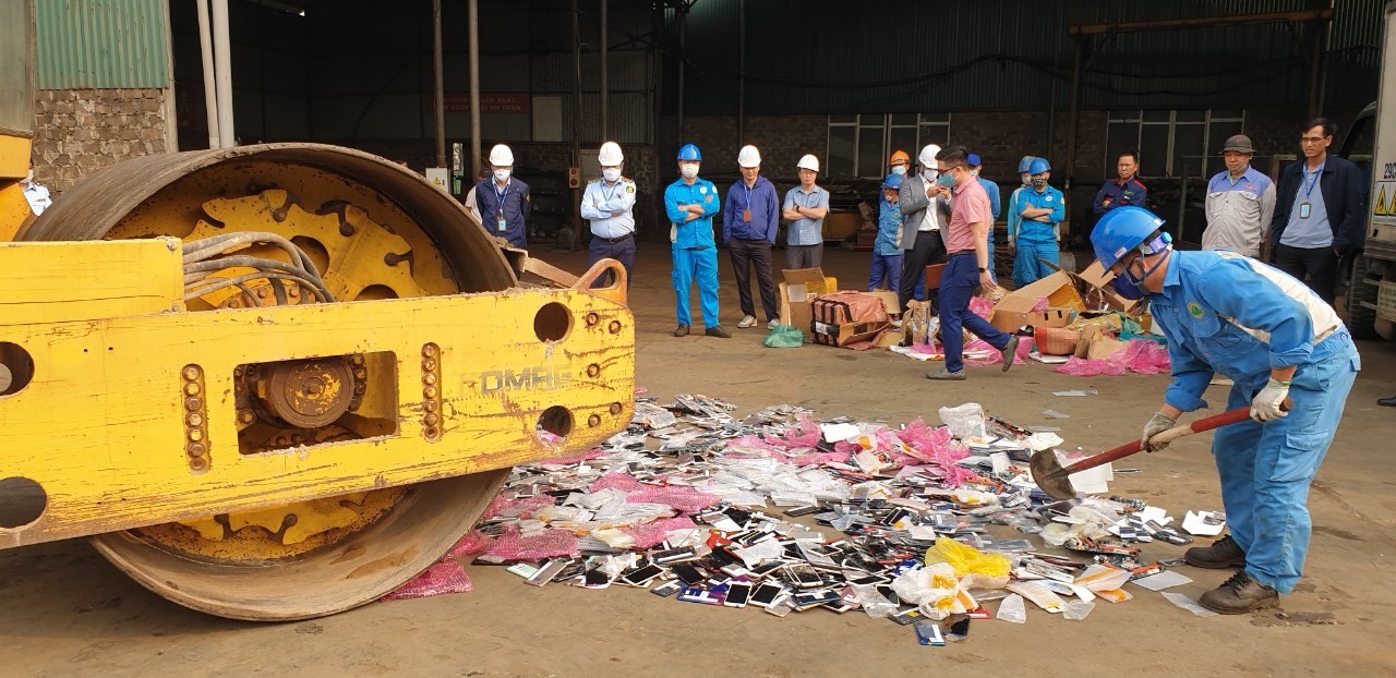 Tiêu hủy 15 tấn hàng không rõ nguồn gốc trị giá 8,4 tỷ đồng