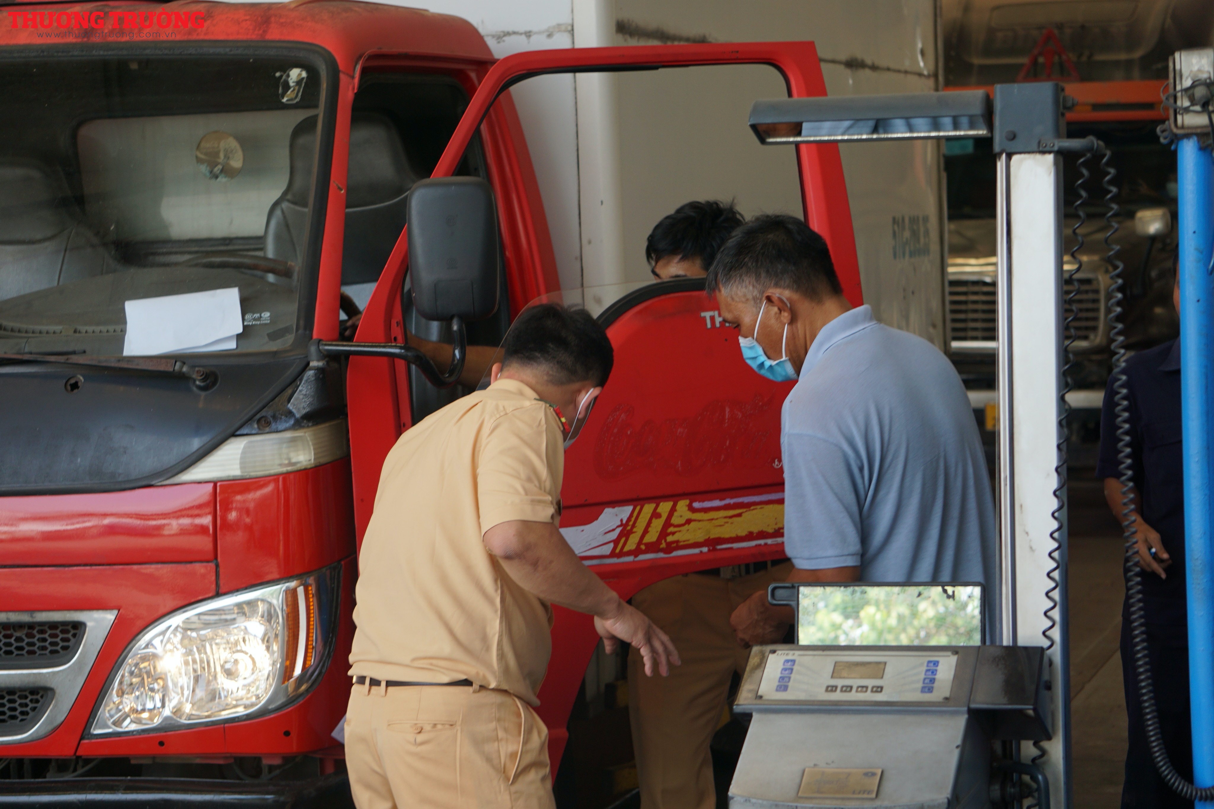 Cảnh sát giao thông hỗ trợ các Trung tâm đăng kiểm tại TP.HCM