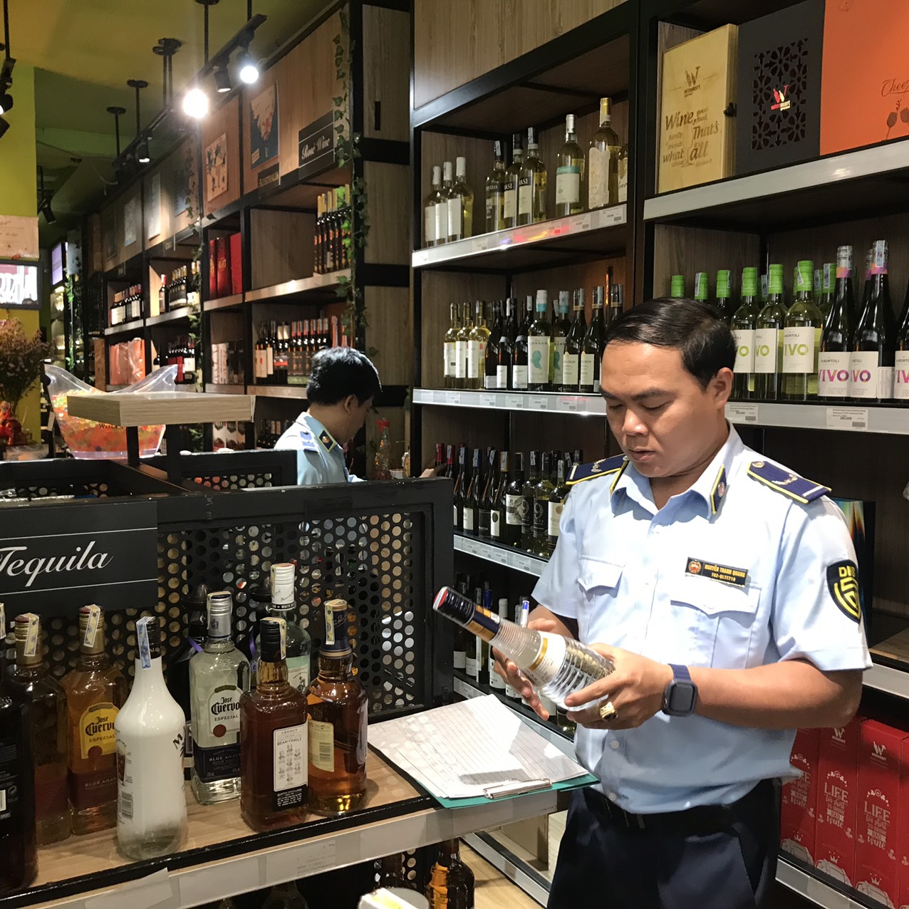 TP.HCM Thu giữ 67 chai rượu không hóa đơn chứng từ tại cửa hàng Winemart