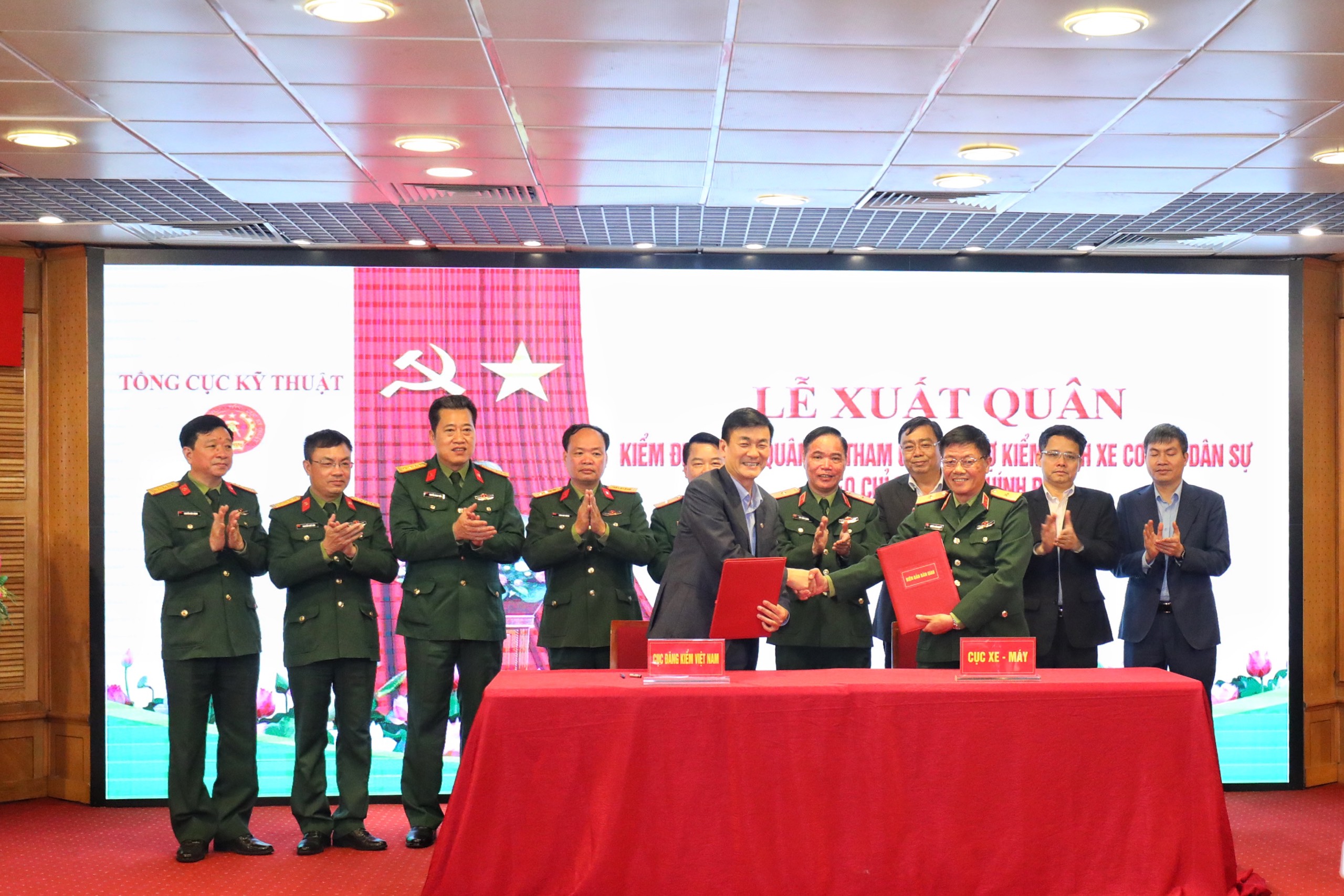 40 kiểm định viên quân sự được điều động hỗ trợ các trung tâm đăng kiểm