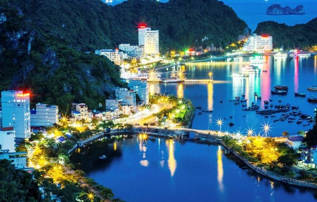 Bắn pháo hoa tầm thấp nhân dịp khai mạc du lịch Cát Bà 2023