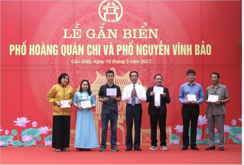Quận Cầu Giấy tổ chức gắn biển tên 2 tuyến phố mới
