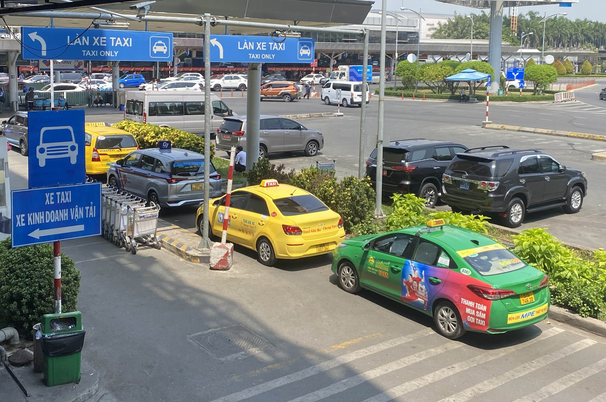 Taxi vào sân bay Tân Sơn Nhất chịu hai lần phí, sẽ gây ra nhiều trở ngại 
