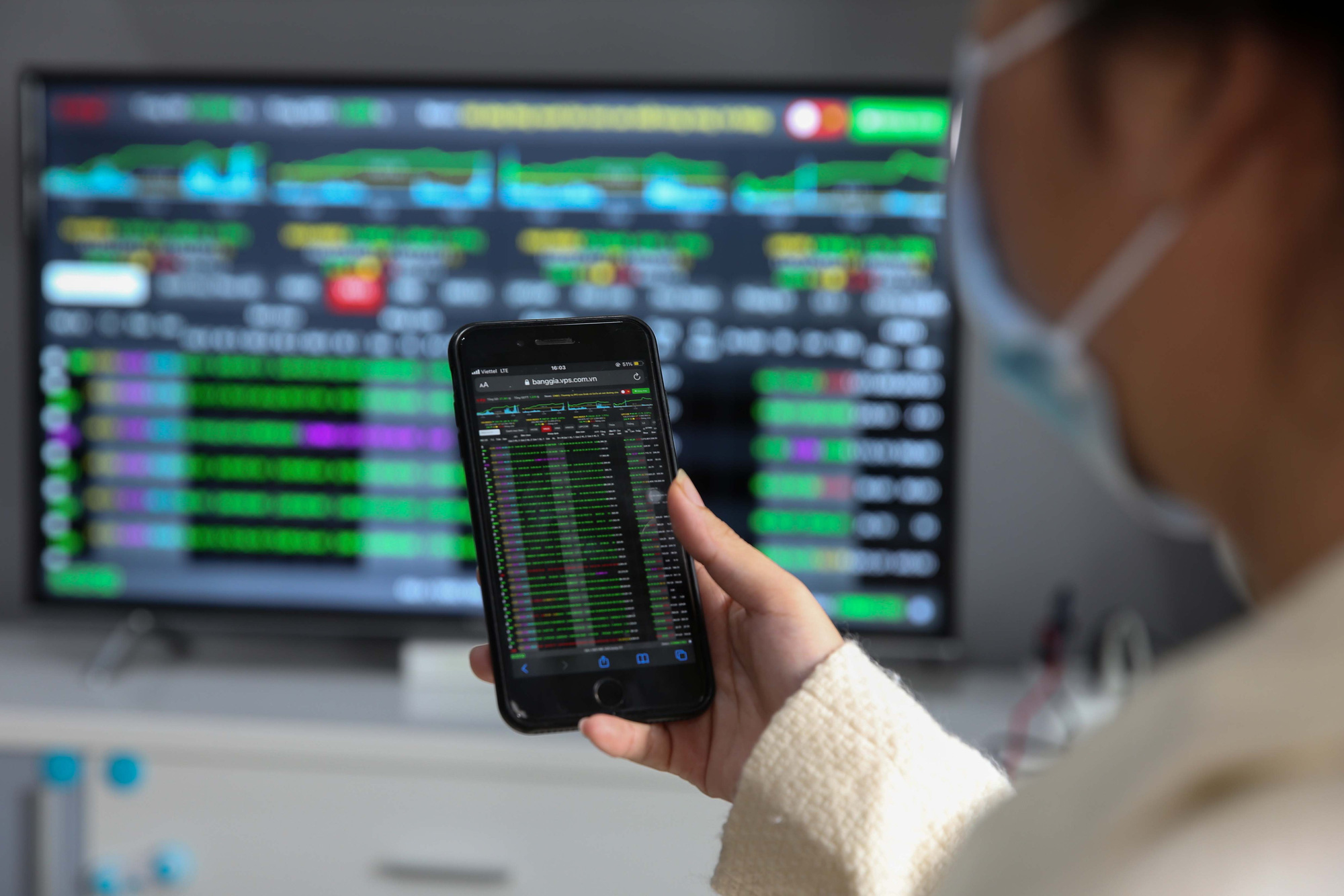 Chứng khoán ngày 303 Áp lực chốt lời gia tăng, VN-Index thu hẹp đà tăng về cuối phiên