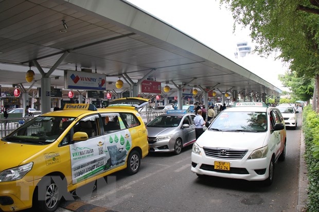 Bộ GTVT yêu cầu báo cáo việc khách đi taxi ‘cõng’ 3 loại phí ở sân bay Tân Sơn Nhất