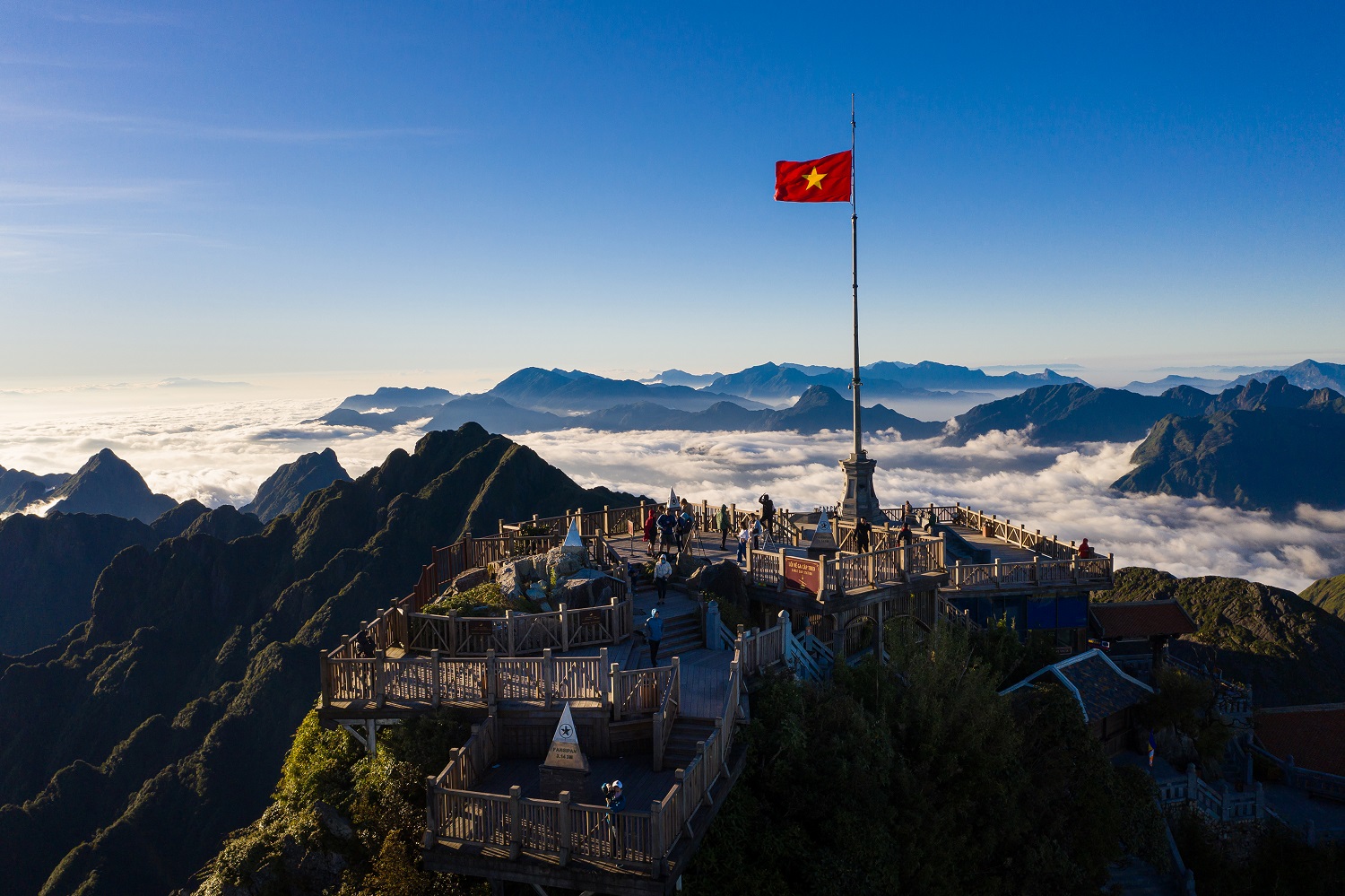 Cáp treo Fansipan giảm giá vé tới 50% trong tháng 4 và tháng 5