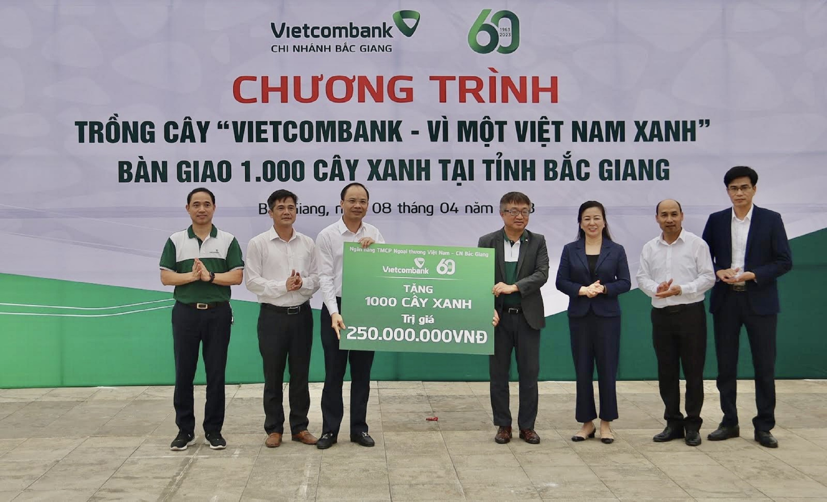 Vietcombank Bắc Giang Tổ chức buổi lễ trao tặng 1000 cây xanh tại tỉnh Bắc Giang