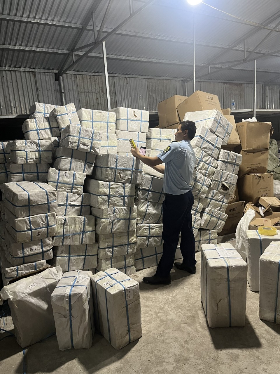 Hà Nội Phát hiện kho hàng khủng nghi nhập lậu