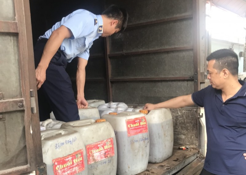 Thu giữ 800 lít rượu chuối hột tại Hưng Yên