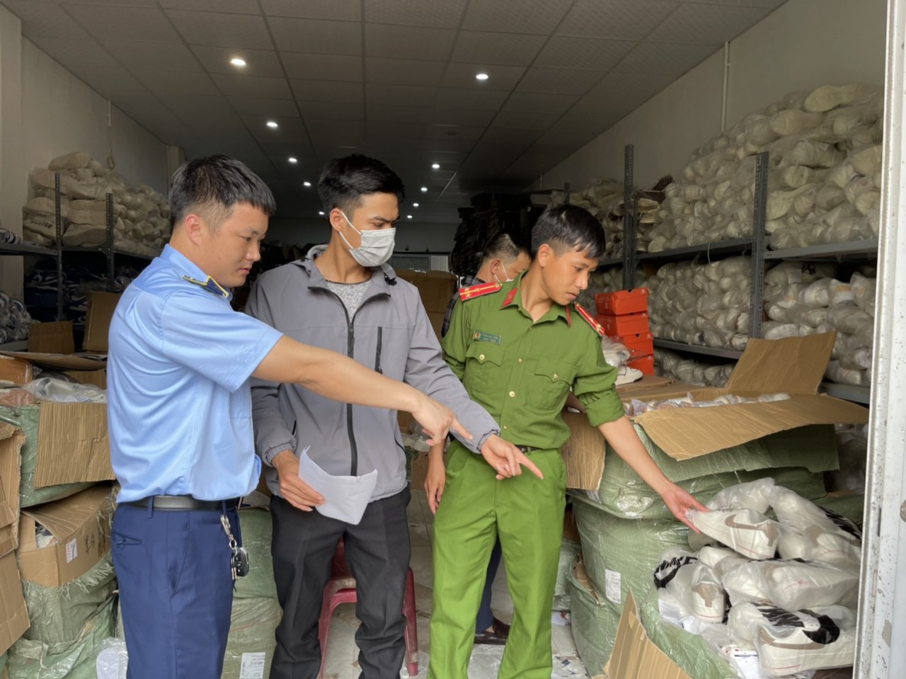 Hải Phòng Phát hiện và bắt giữ lô hàng giả các nhãn hiệu nổi tiếng trị giá 1,5 tỷ đồng