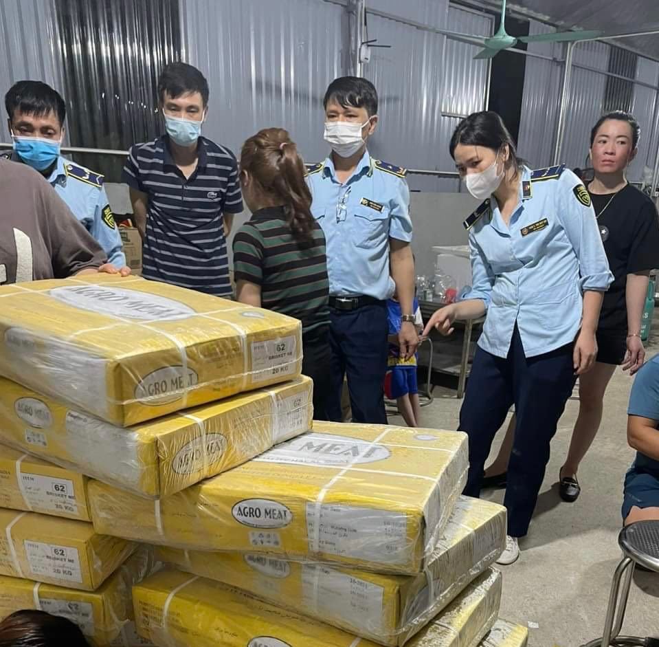 Tạm giữ hàng trăm kg thịt quá hạn sử dụng tại Hà Nội