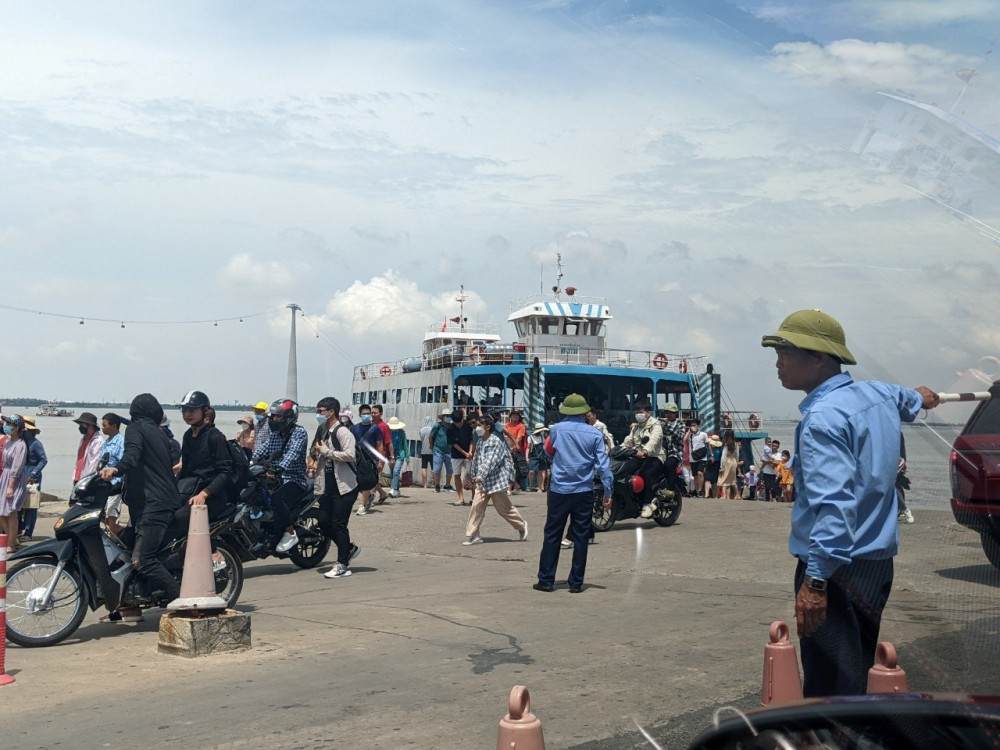 Hải Phòng Phân luồng phương tiện qua phà Gót chiều từ Cát Hải sang Cát Bà