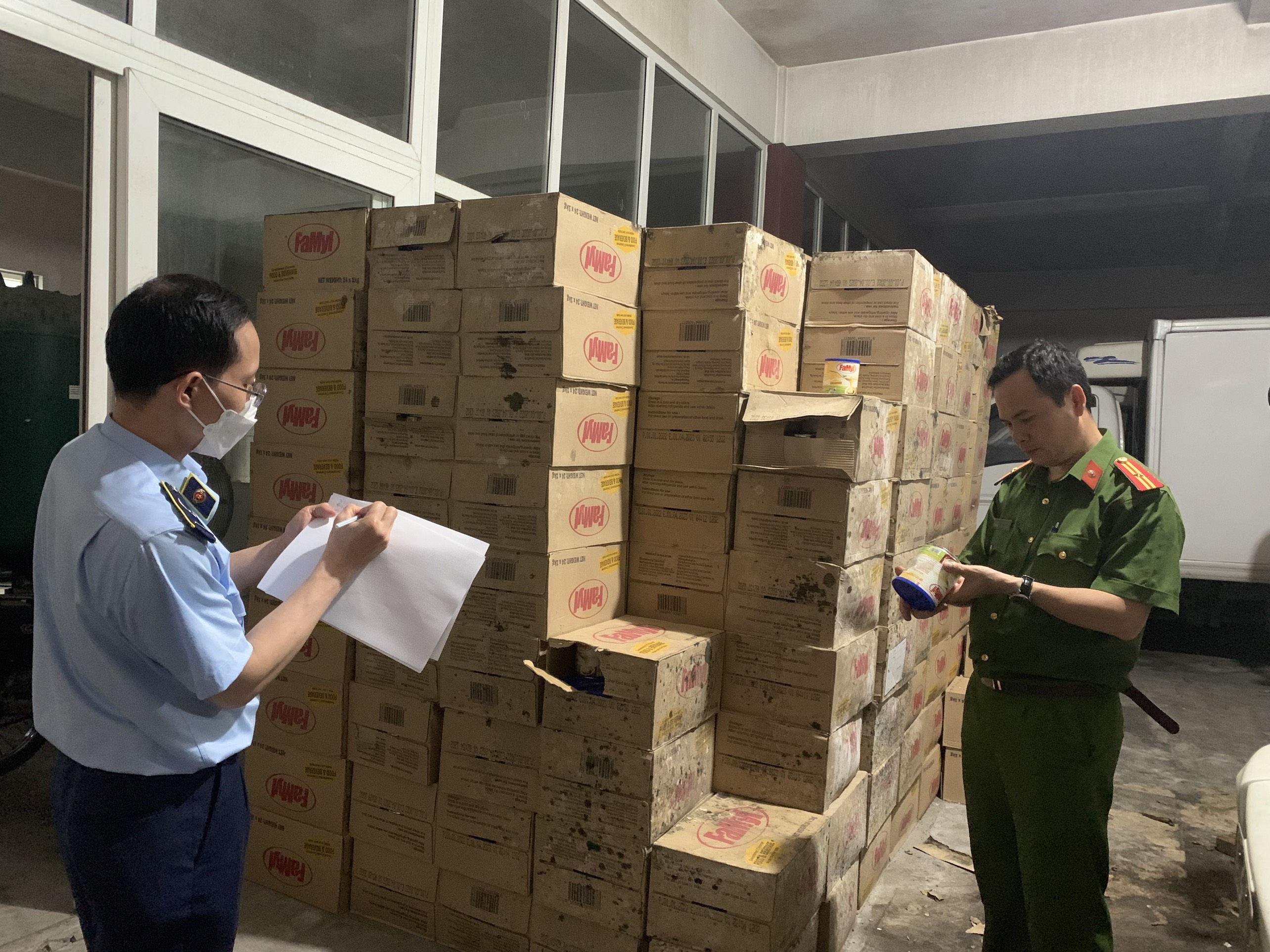 Phát hiện 10 tấn nguyên liệu sản xuất kem Tràng Tiền số 10 quá hạn sử dụng