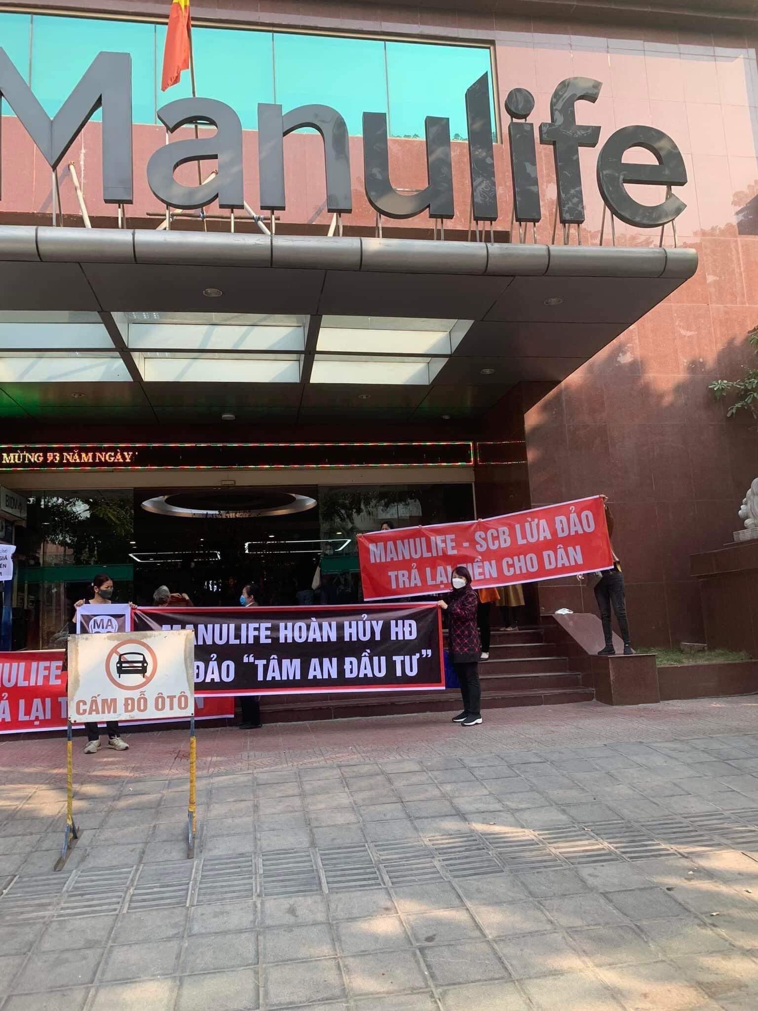 Vụ hô biến tiền tiết kiệm thành hợp đồng bảo hiểm Manulife hứa giải quyết trước ngày 306