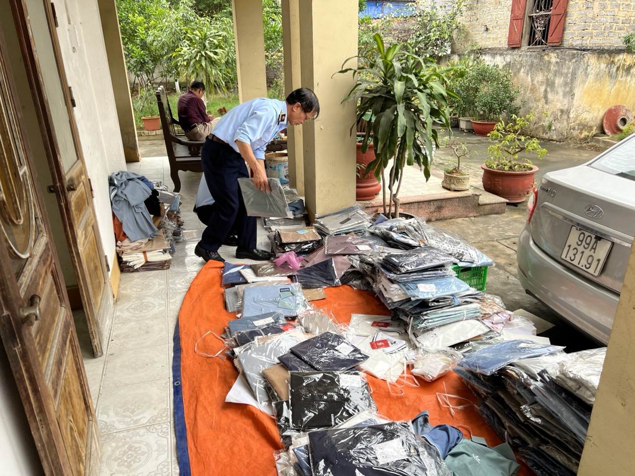 Phạt 71 triệu đồng, tịch thu gần 9.000 sản phẩm của 3 đối tượng kinh doanh hàng giả