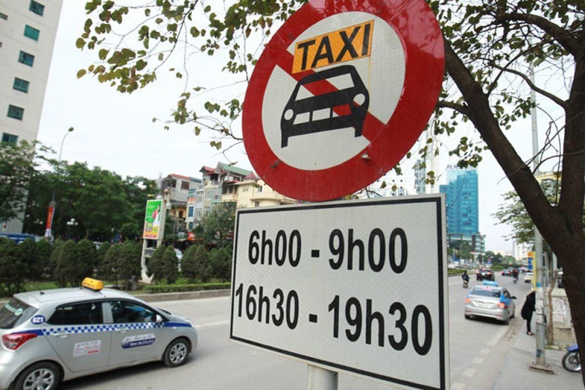 Hà Nội gỡ bỏ biển cấm taxi 9 tuyến phố, cho xe máy lưu thông 2 chiều phố Quốc Tử Giám