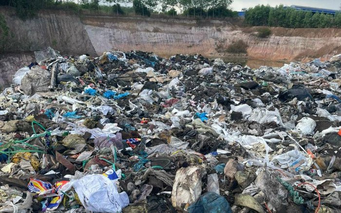 Bắt giam giám đốc công ty môi trường chôn lấp chất thải trái phép tại Bình Dương