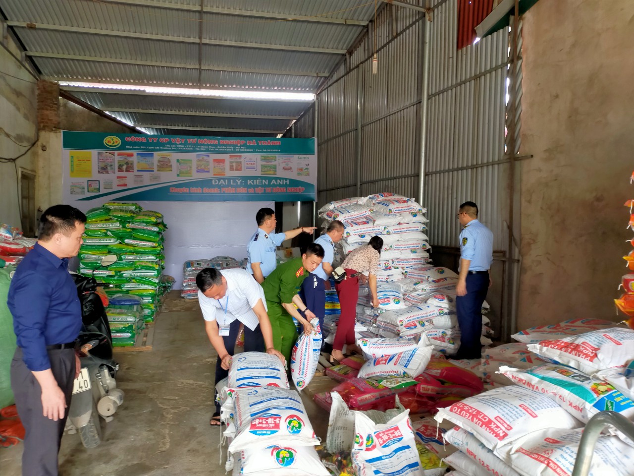 Lạng Sơn Xử phạt 80 triệu đồng buộc tiêu hủy 3,6 tấn phân bón giả