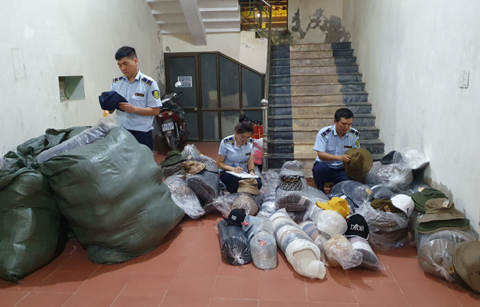 Thu giữ 2.300 sản phẩm có dấu hiệu giả mạo nhãn hiệu nổi tiếng