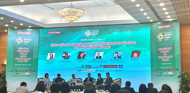 Khó khăn nền kinh tế đang dồn vào ngành ngân hàng