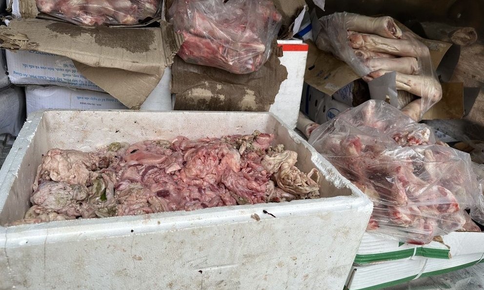 Phát hiện gần 1 tấn thực phẩm bẩn chuẩn bị vào bếp ăn khu công nghiệp