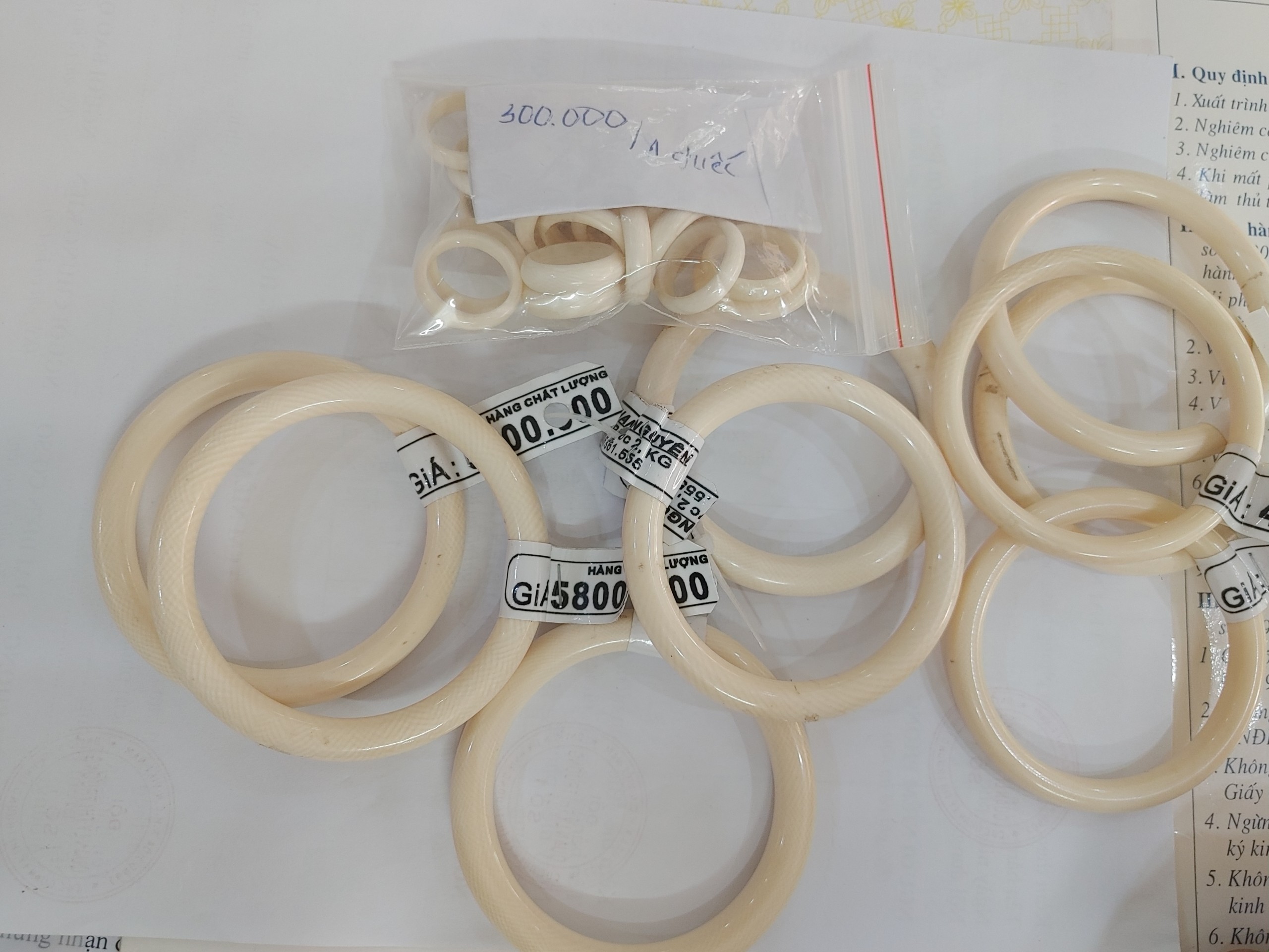 Hai doanh nghiệp bị phát hiện bán sản phẩm trang sức nghi được làm từ ngà voi