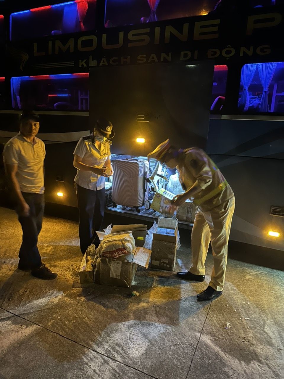 Quảng Ninh Phát hiện 700 sản phẩm thuốc lá điện tử trên xe khách