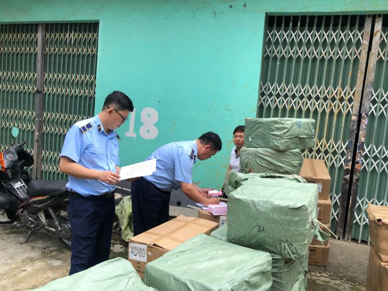 Tạm giữ hàng nghìn sản phẩm là hóa chất, mỹ phẩm, hàng hóa giả mạo nhãn hiệu