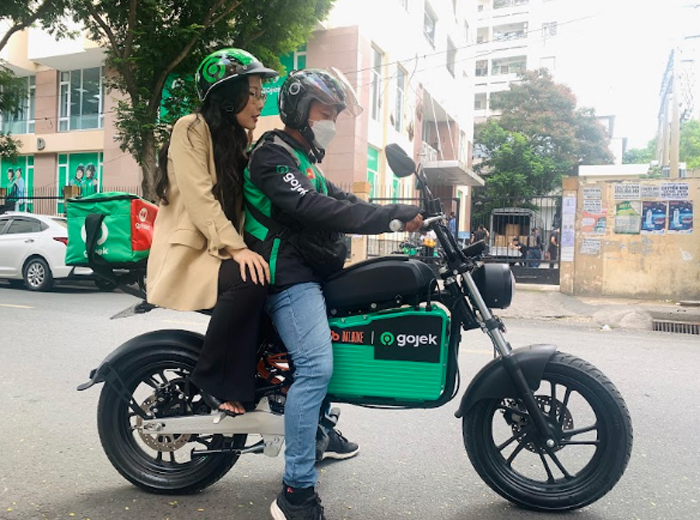 Dat Bike và Gojek Việt Nam hợp tác thí điểm vận chuyển khách bằng xe máy điện
