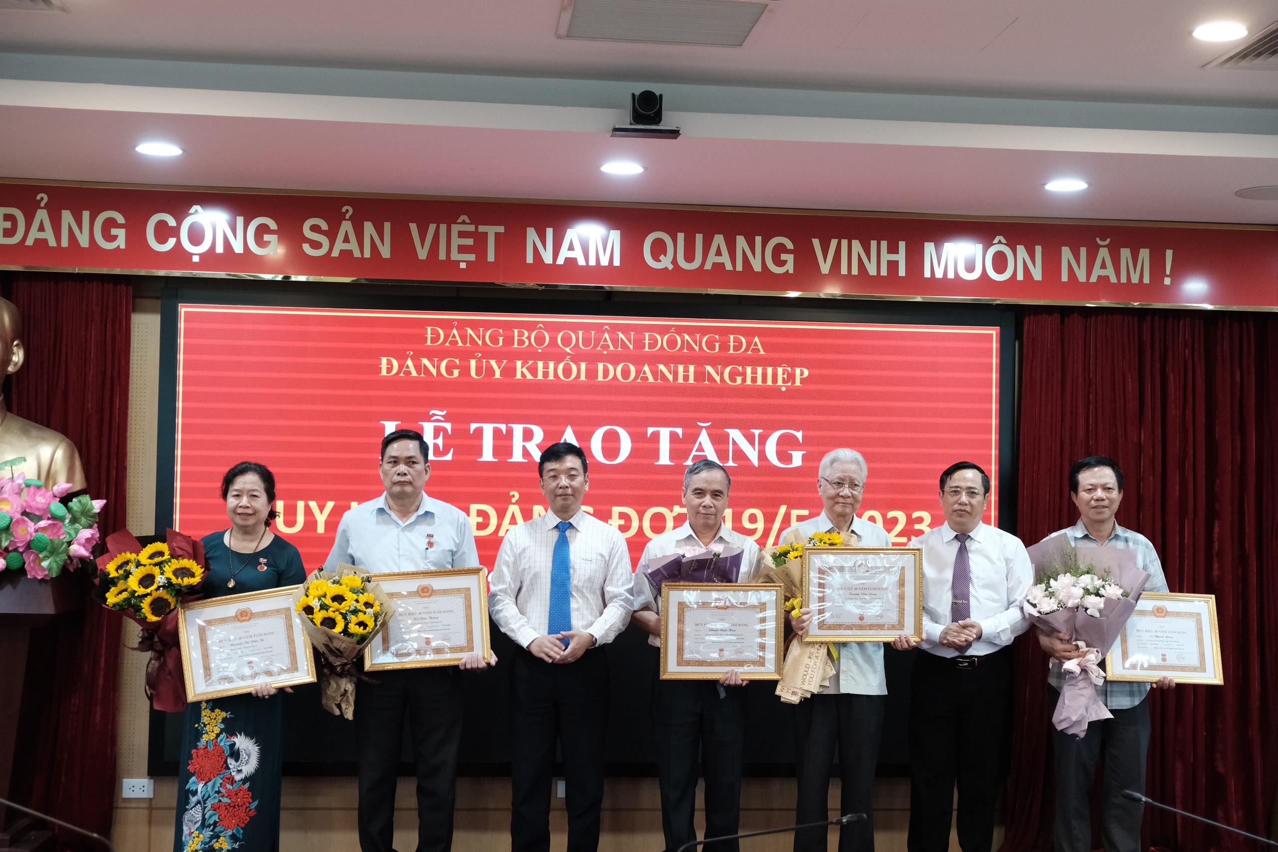 Đảng bộ Khối doanh nghiệp quận Đống Đa trao tặng Huy hiệu Đảng đợt 1952023