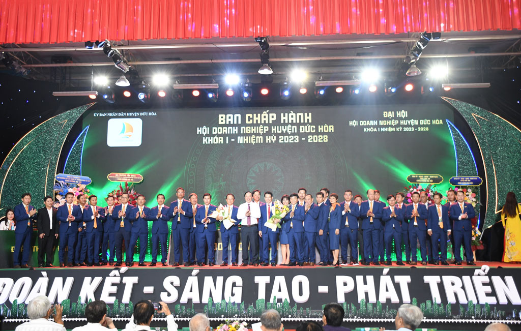 Ông Trần Đức Vinh - Chủ tịch HĐQT Trần Anh Group vinh dự được bầu giữ chức Chủ tịch Hội Doanh nghiệp huyện Đức Hòa 