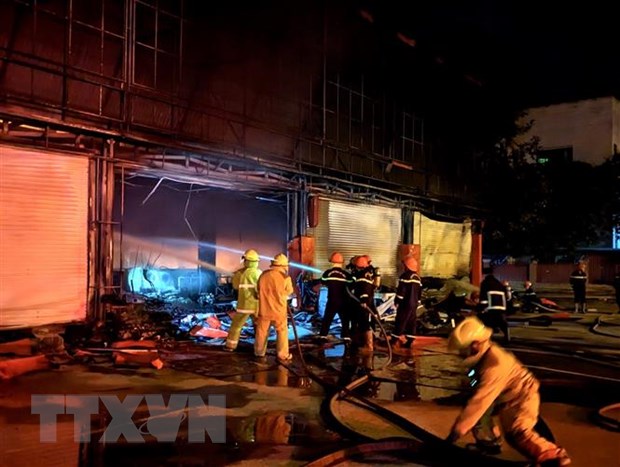 Cháy lớn tại siêu thị MediaMart Thanh Hóa lúc rạng sáng