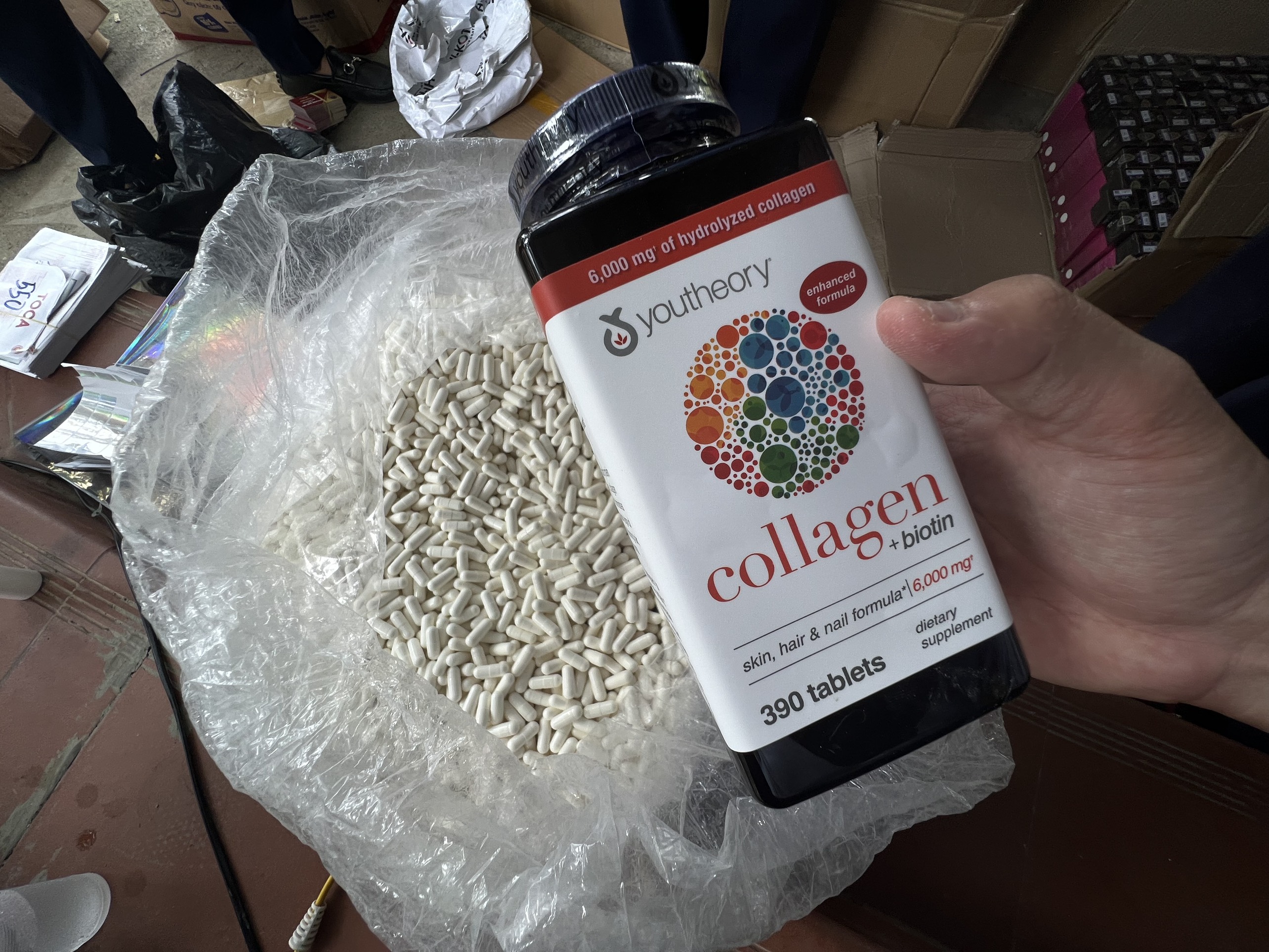 Hà Nội Phát hiện cơ sở cho ra lò 12.000 lọ thực phẩm chức năng nghi là hàng giả 