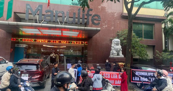 Hàng trăm khách hàng cùng ký vào một đơn khiếu nại công ty bảo hiểm