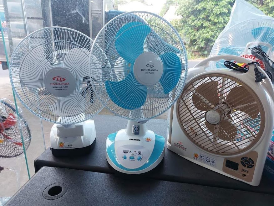 Dân săn mua đề phòng mất điện, quạt tích điện cháy hàng