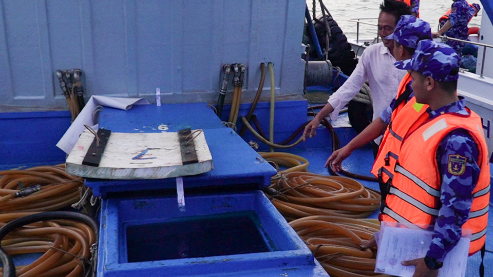 Cảnh sát biển bắt giữ tàu vận chuyển 170.000 lít dầu DO trái phép