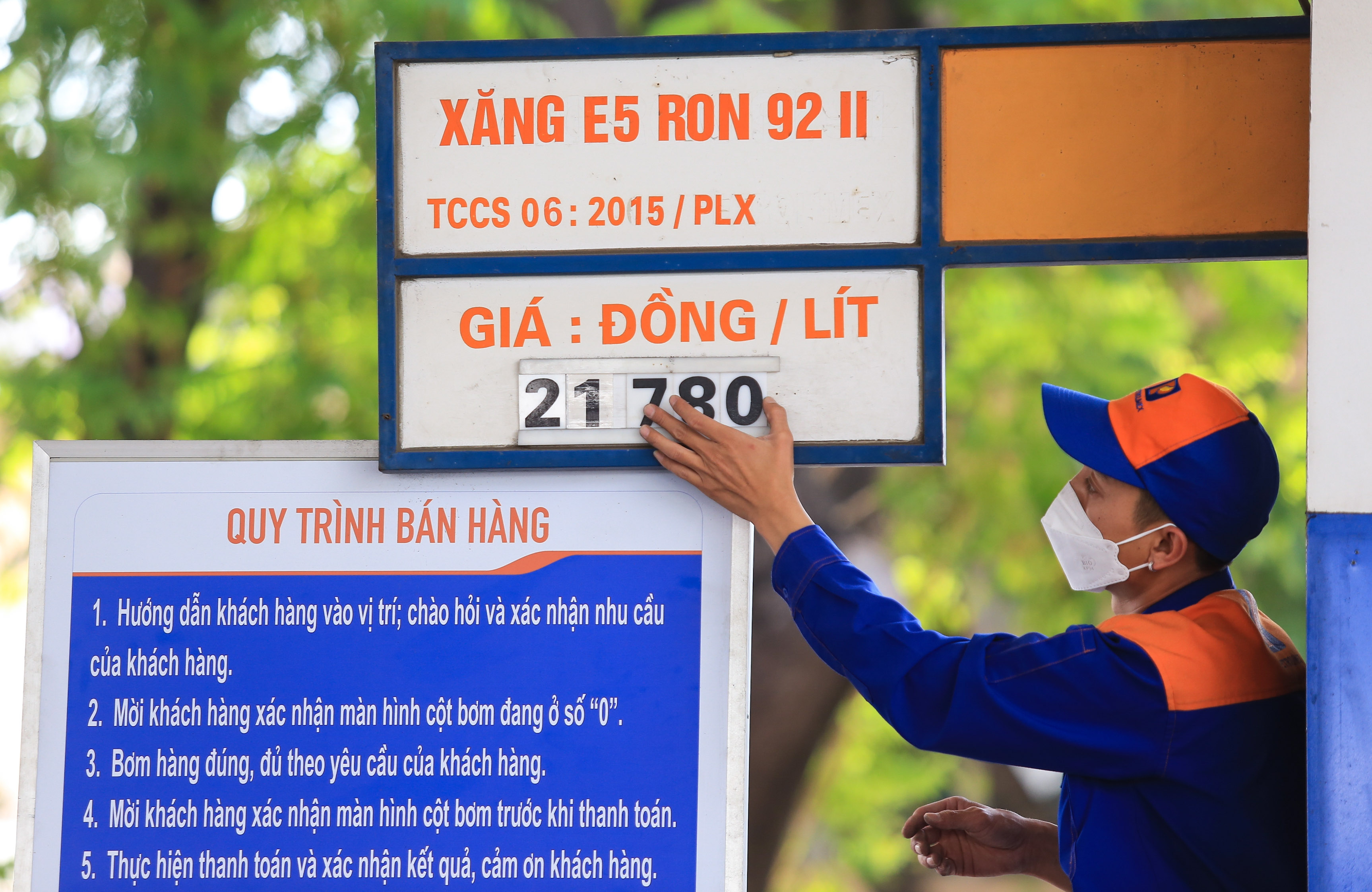 Giá bán lẻ xăng dầu trong nước sẽ tiếp tục tăng vào ngày mai