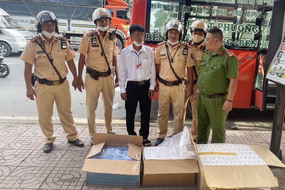 Bắt giữ xe buýt Phương Trang nghi vận chuyển thuốc lá lậu