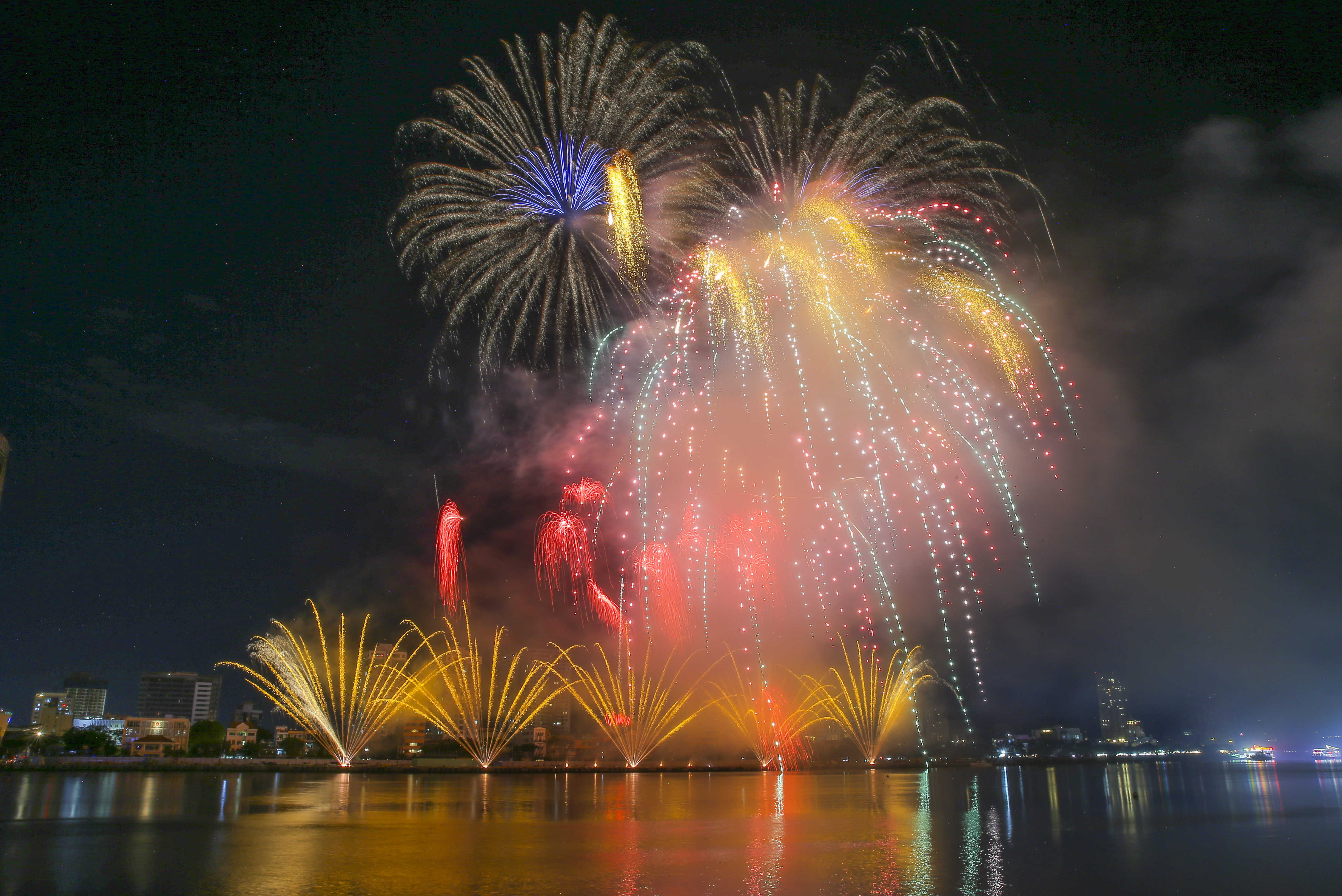 Mãn nhãn với màn cực quang ảo diệu trong đêm thi pháo hoa thứ hai tại Đà Nẵng tối 106