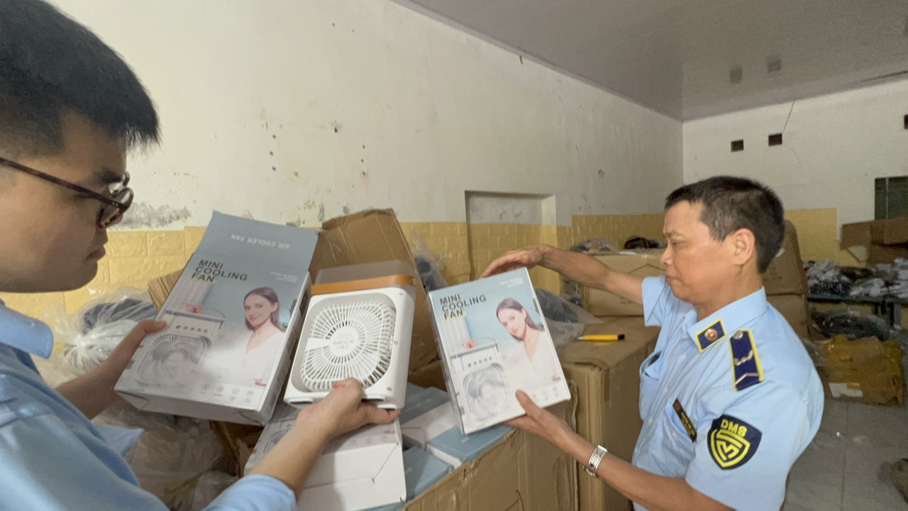 Phát hiện cơ sở kinh doanh số lượng lớn quạt điện không rõ nguồn gốc 