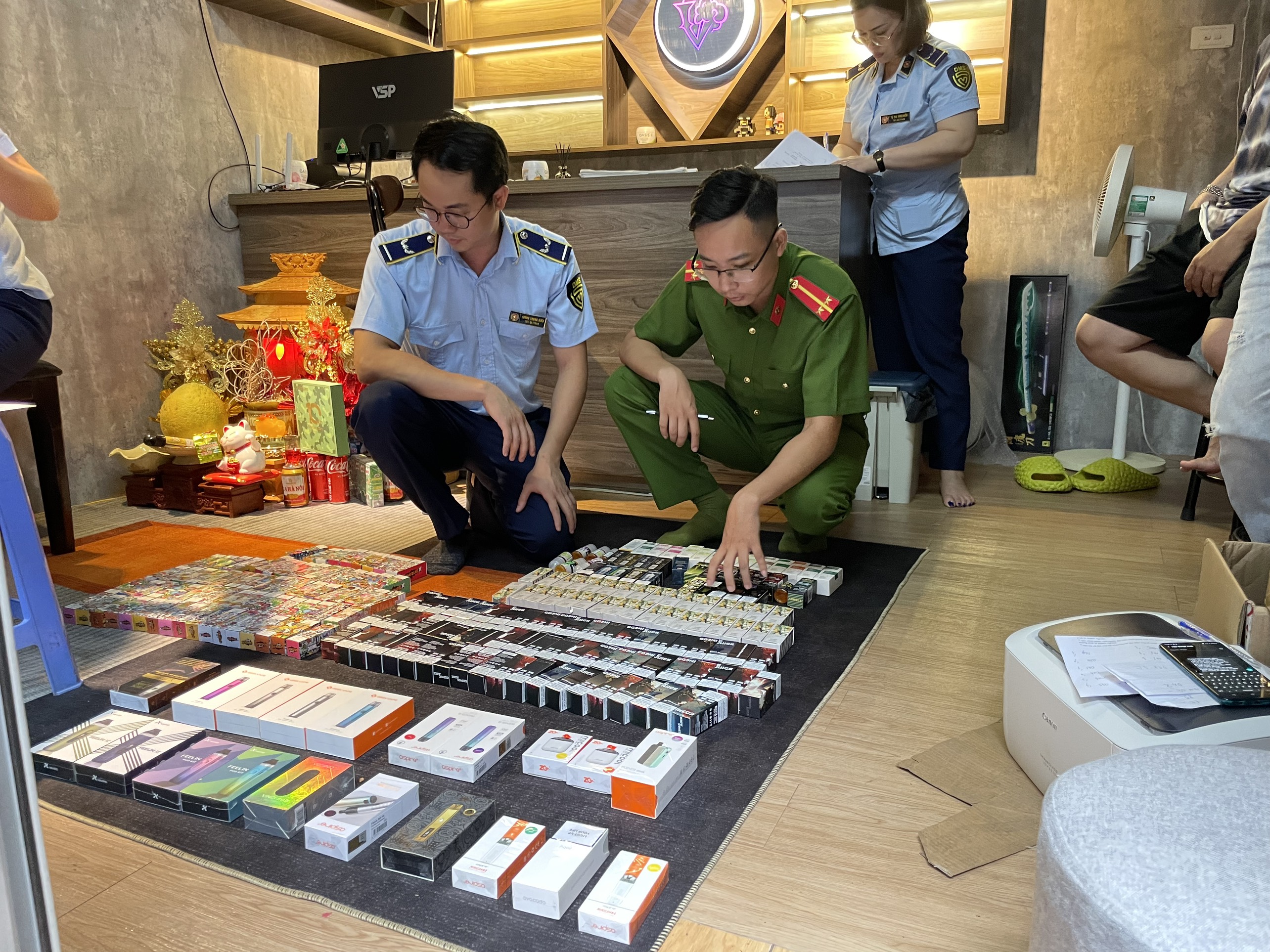 Hà Nội liên tiếp phát hiện lượng lớn sản phẩm thuốc lá điện tử và tinh dầu có dấu hiệu nhập lậu