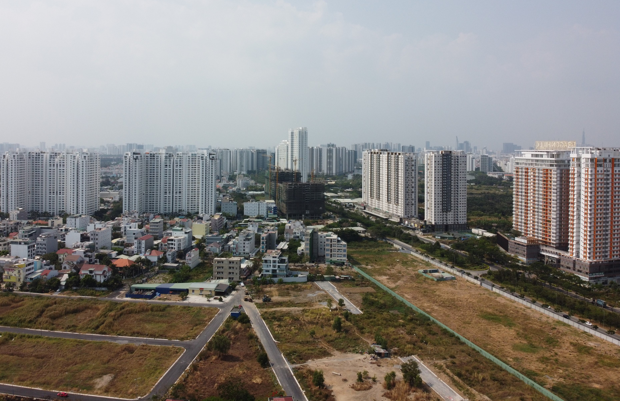 Lý do hơn 10.000 căn nhà thuộc 18 dự án tại TP.HCM phải tạm dừng thủ tục cấp sổ hồng