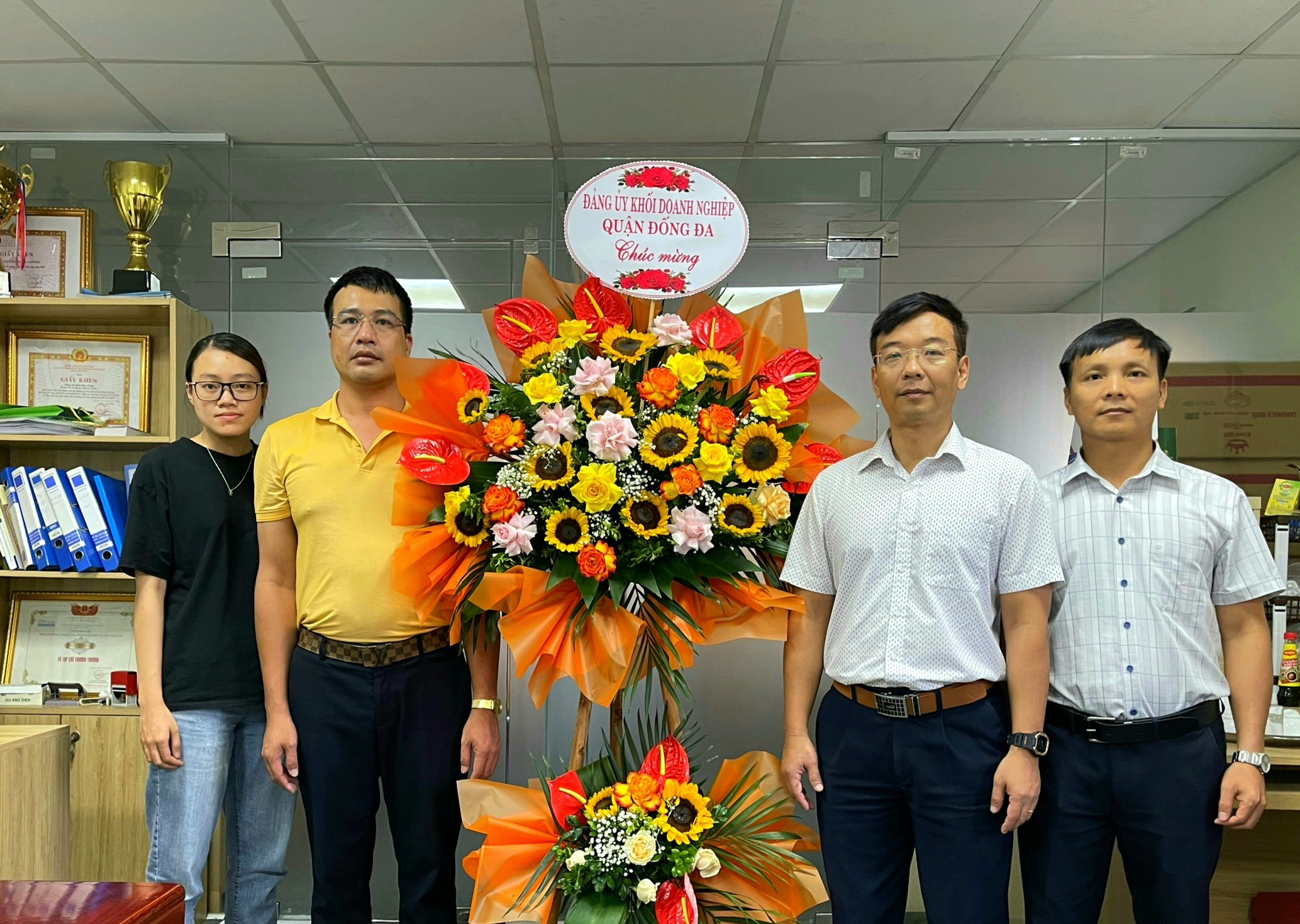 Đảng ủy Khối DN quận Đống Đa chúc mừng Tạp chí Thương Trường nhân kỷ niệm 98 năm Ngày Báo chí Cách mạng Việt Nam