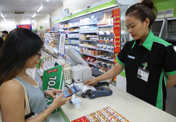 Thử một ngày tiêu xài mà không dùng tiền mặt