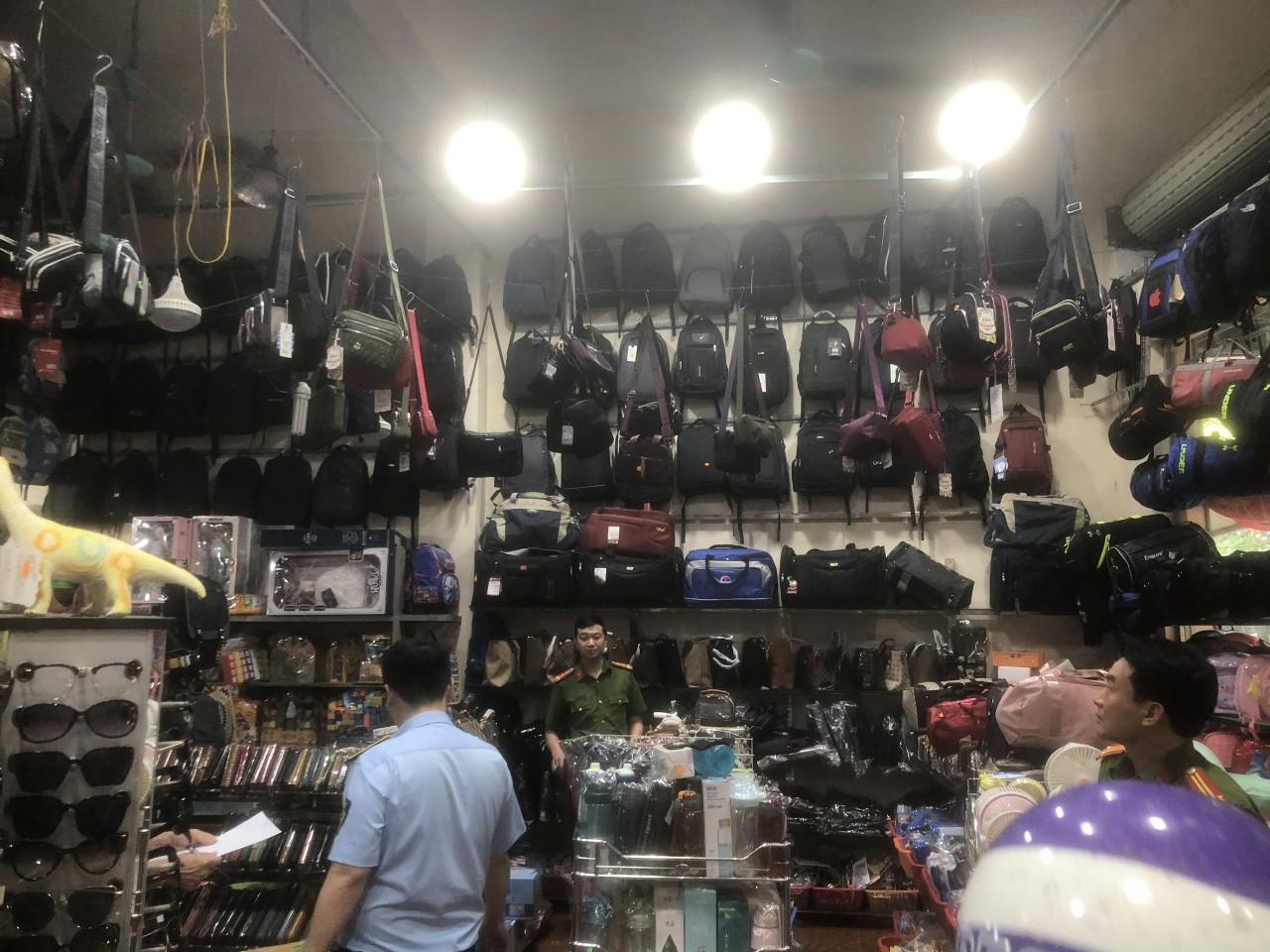 Vấn nạn hàng giả, hàng nhái khiến thương hiệu sản phẩm của doanh nghiệp chịu nhiều thiệt thòi