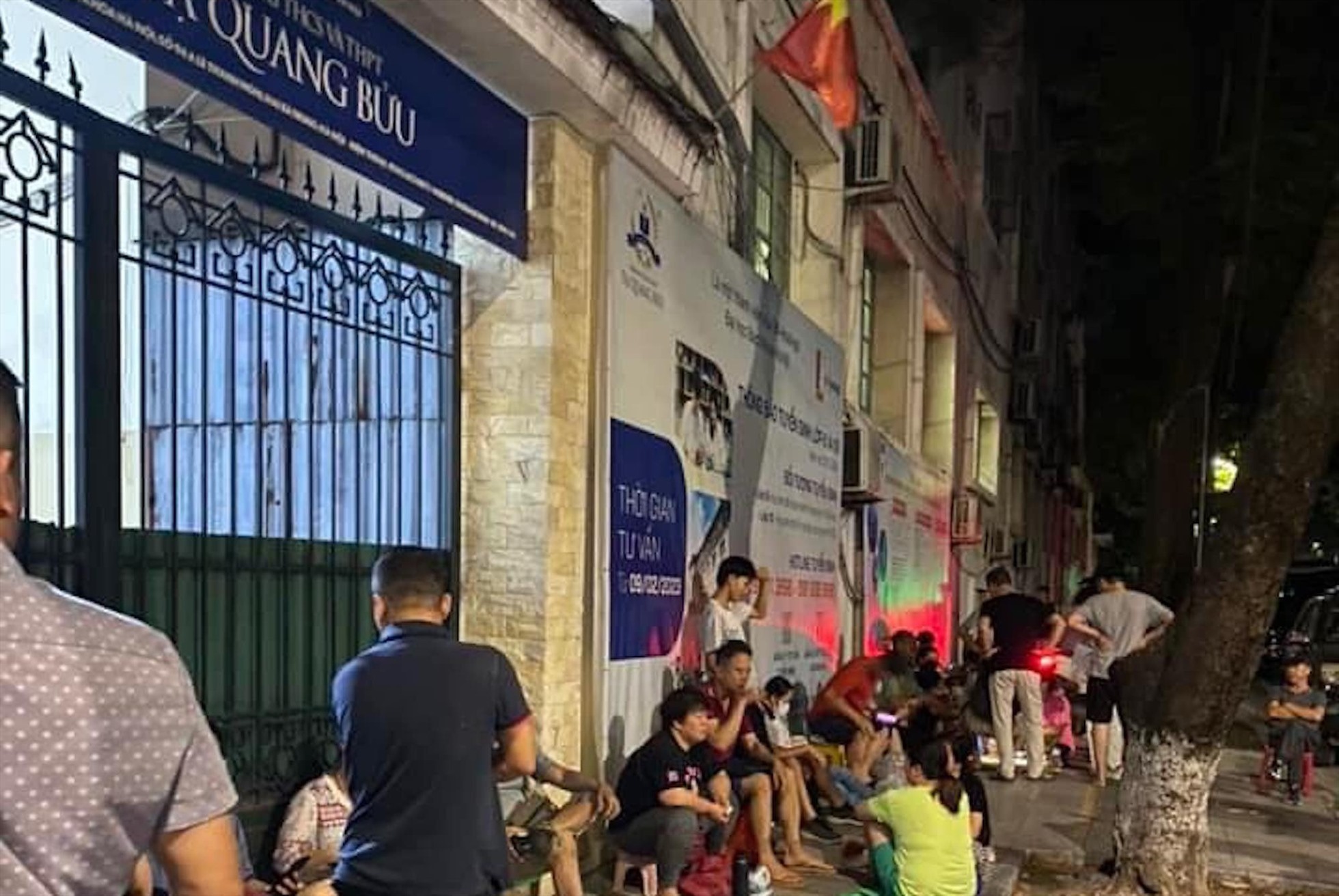 Giám đốc Sở GD  ĐT Hà Nội nói gì trước việc phụ huynh xếp hàng trắng đêm nộp hồ sơ cho con