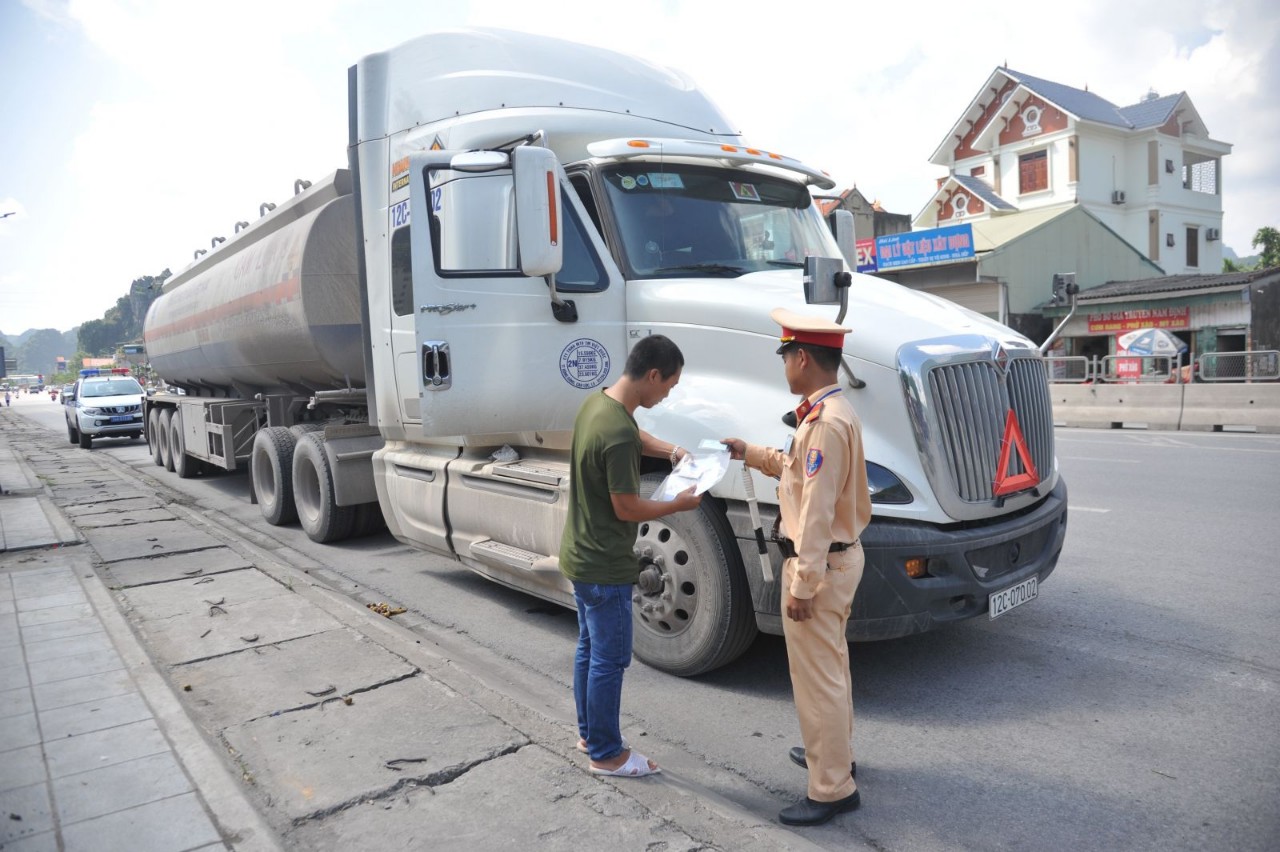 Tổng kiểm soát xe kinh doanh vận tải trên toàn quốc