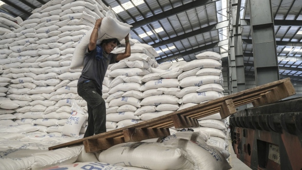 Người dân nhiều nước đổ xô đi mua gạo sau khi Ấn Độ cấm xuất khẩu