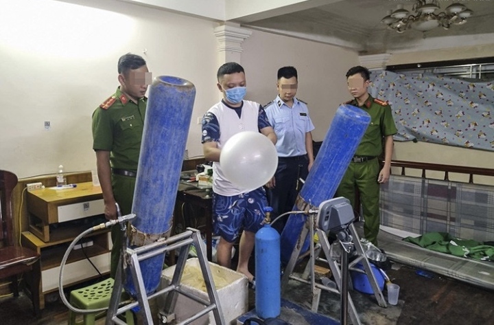 Hà Nội Phát hiện và thu giữ gần 200 bình khí cười N2O ở quận Thanh Xuân