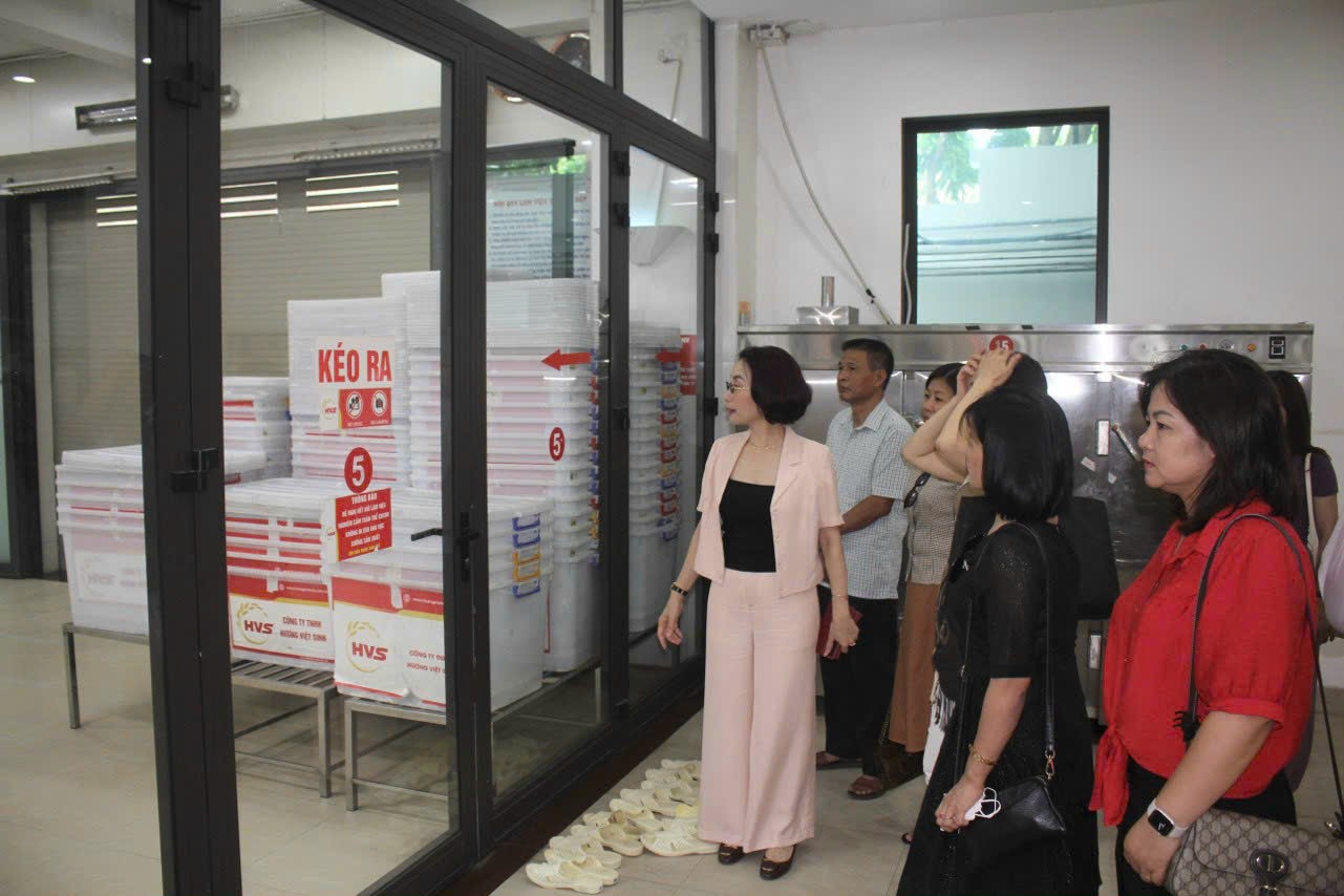 Trường Tiểu học Nam Từ Liêm cùng đại diện cha mẹ học sinh khảo sát cơ sở chế biến suất ăn học đường tại công ty Hương Việt Sinh 